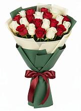 Букет Микс из красных и белых роз в Бытха