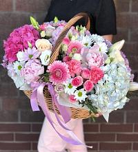 Цветочная композиция из Розы, Хризантемы, Пионы и Лизиантусы в корзине в Бытха