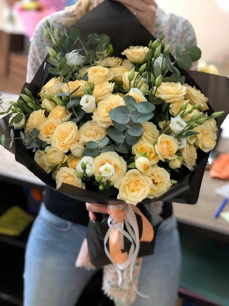 Букет цветов из: Розы и Лизиантусы в Бытха