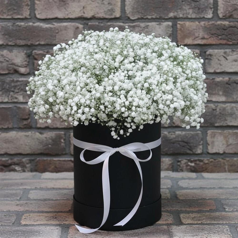 Цветочная композиция из Гипсофила в шляпной коробке в Бытха