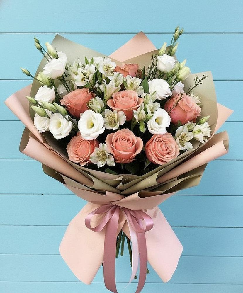 Букет цветов из: Розы, Альстромерии и Лизиантусы в Бытха