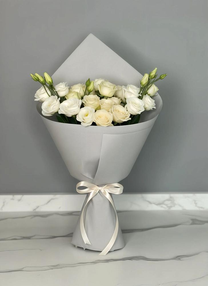 Букет цветов из: Розы и Лизиантусы в Бытха