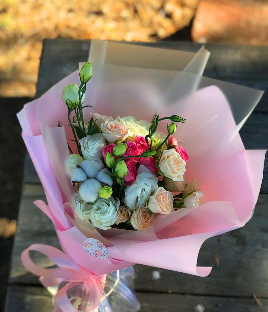 Букет цветов из: Розы и Лизиантусы в Бытха