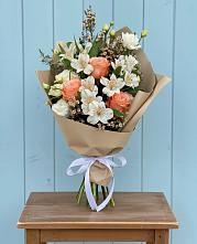 Букет цветов из:  Альстромерии, Лизиантусы, Розы и Хризантемы в Бытха