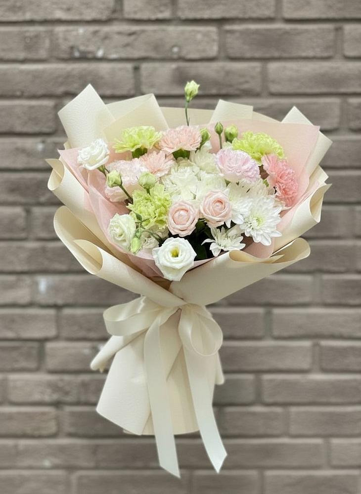 Букет цветов из: Гвоздики, Розы, Лизиантусы и Хризантемы в Бытха