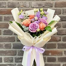 Букет цветов из:  Лизиантусы и Розы в Бытха