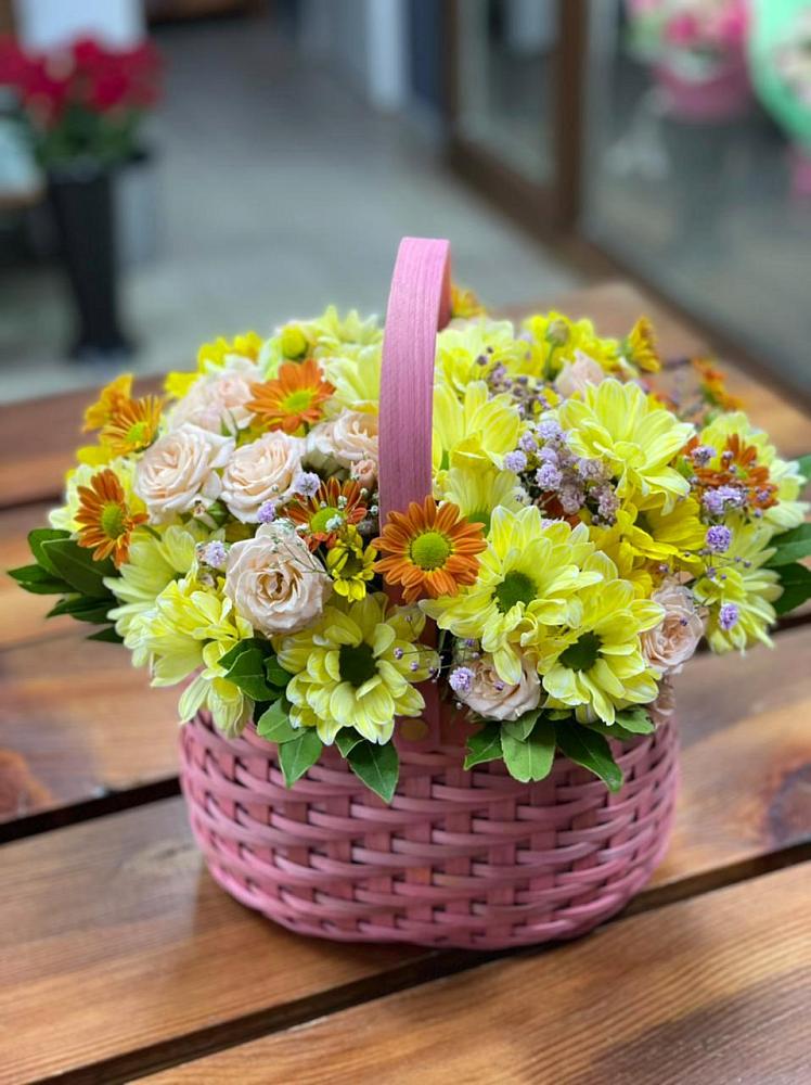 Цветочная композиция из Хризантемы и Розы в корзине в Бытха