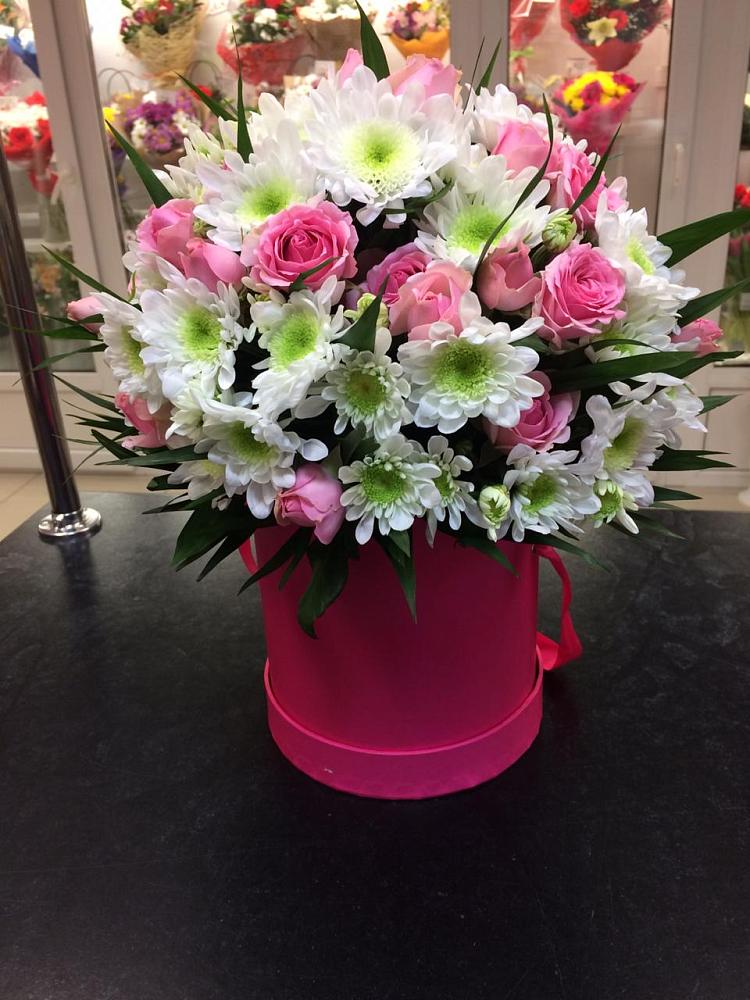 Цветочная композиция из Розы и Хризантемы в шляпной коробке в Бытха