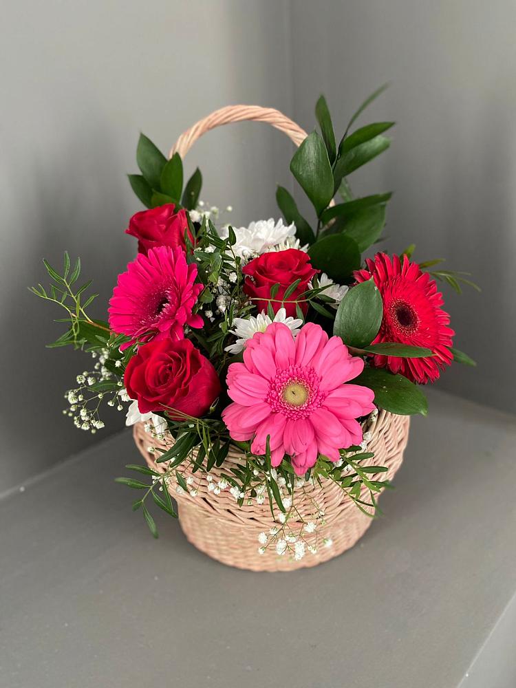 Цветочная композиция из Розы, Хризантемы и Герберы в корзине в Бытха