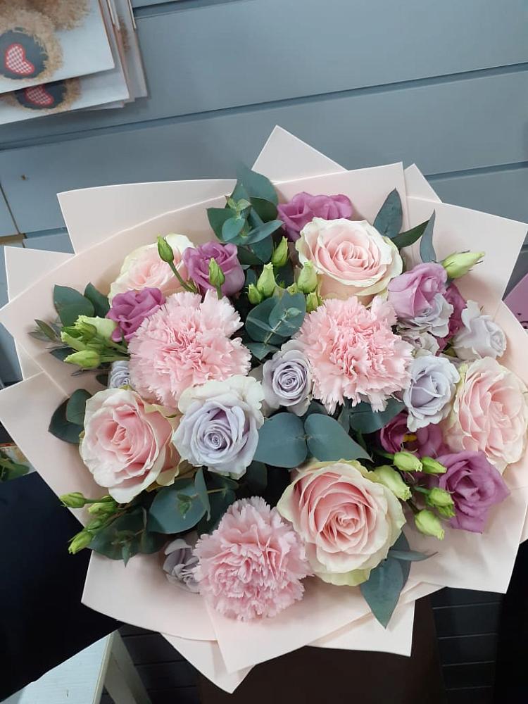 Букет цветов из: Розы, Гвоздики и Лизиантусы в Бытха