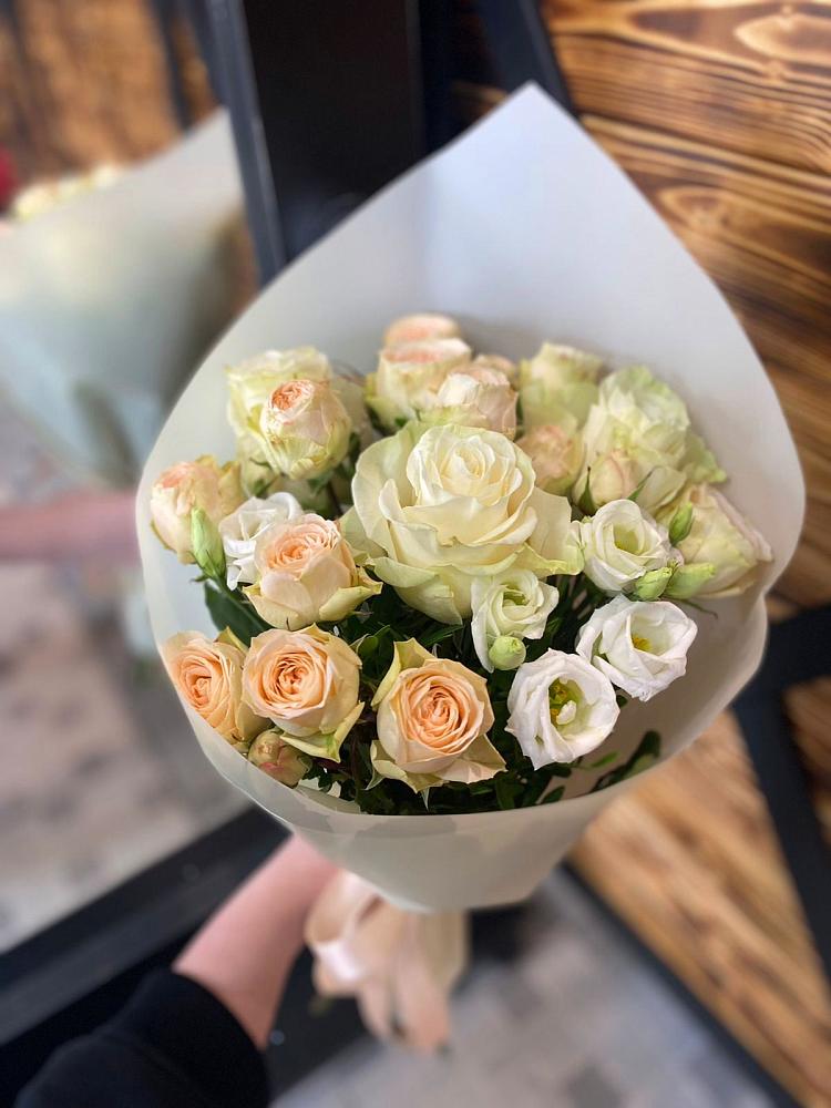 Букет цветов из: Розы и Лизиантусы в Бытха