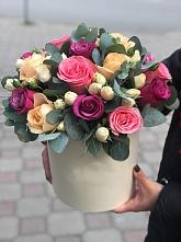 Цветочная композиция из Розы в шляпной коробке в Бытха